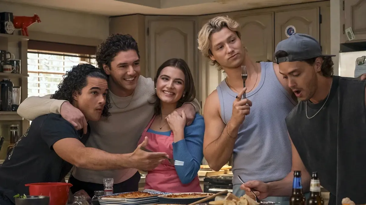 Elenco de Off Campus: Amores Improváveis aparece reunido em uma cozinha durante cena descontraída da série do Prime Video