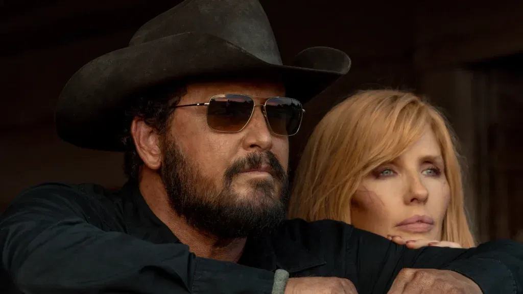 Beth e Rip aparecem em cena de Rancho Dutton, série derivada de Yellowstone