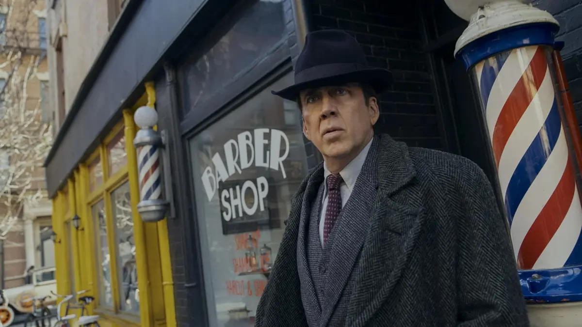 Nicolas Cage aparece de chapéu e sobretudo em cena de Spider-Noir