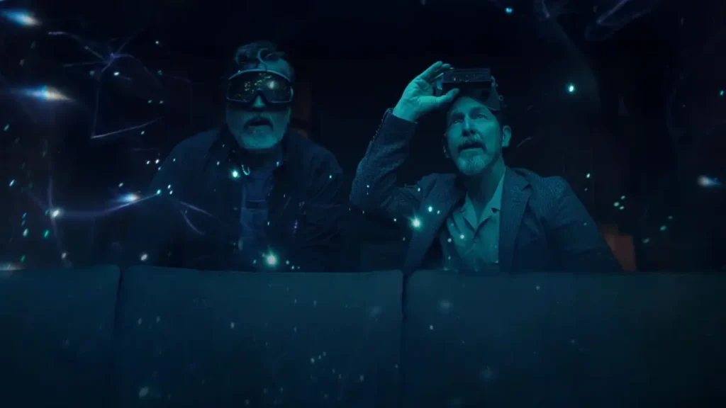 Dois personagens de The Boroughs observam luzes azuis durante investigação sobrenatural na série da Netflix.