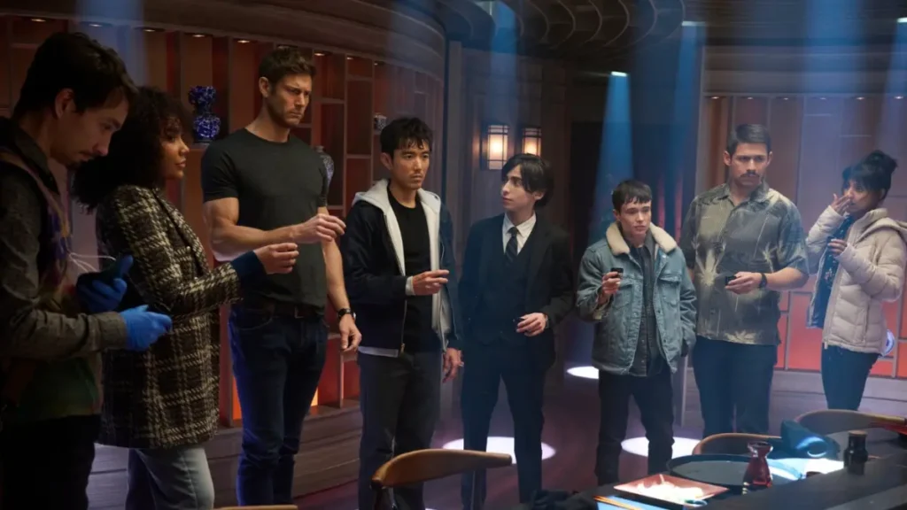 Cena da série The Umbrella Academy mostra os protagonistas reunidos em ambiente interno