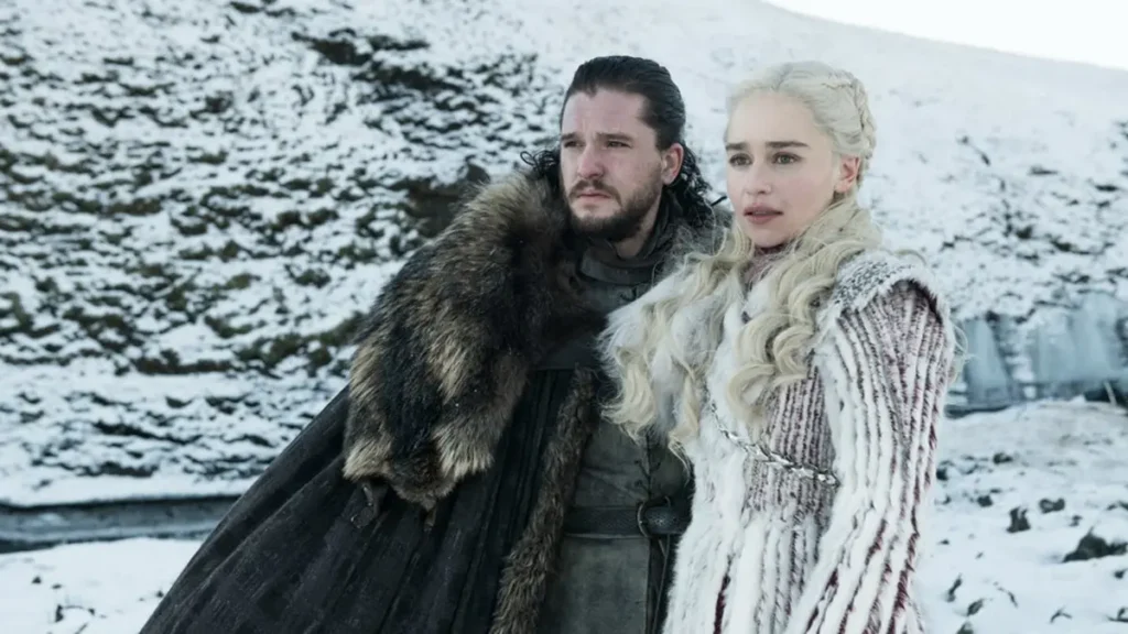 Cena da série Game of Thrones mostra Jon Snow e Daenerys Targaryen em cenário gelado