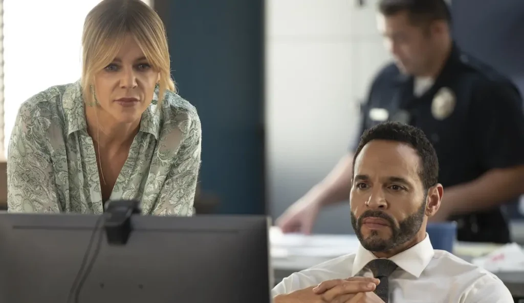 Kaitlin Olson como Morgan na série Uma Mente Excepcional