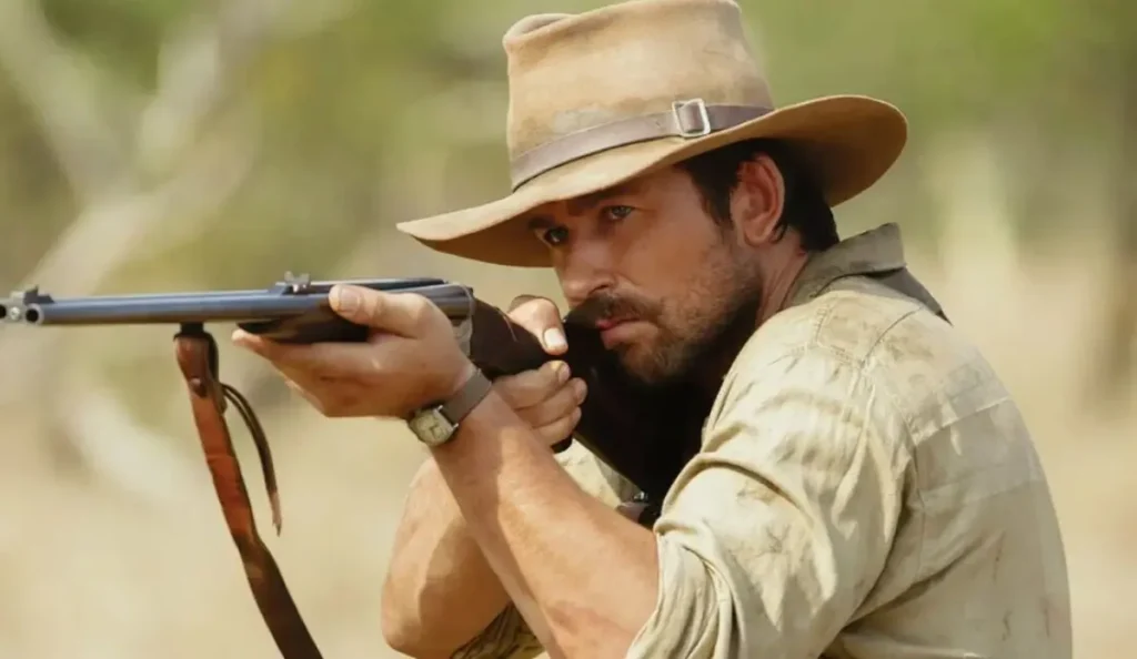 Cena da série 1923, prelúdio de Yellowstone, com Brandon Sklenar como Spencer Dutton