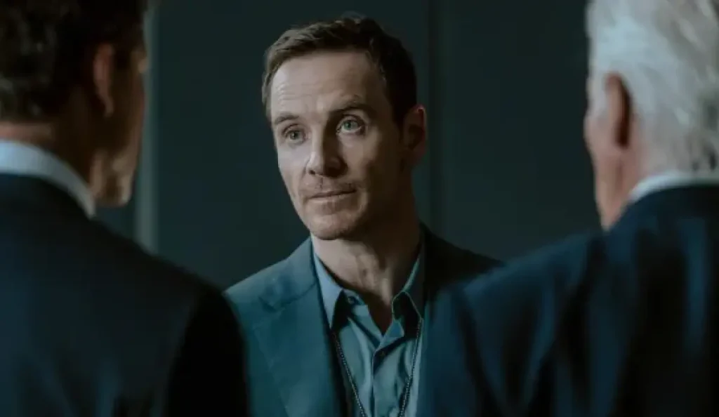 Cena da série A Agência, estrelada por Michael Fassbender no Paramount+