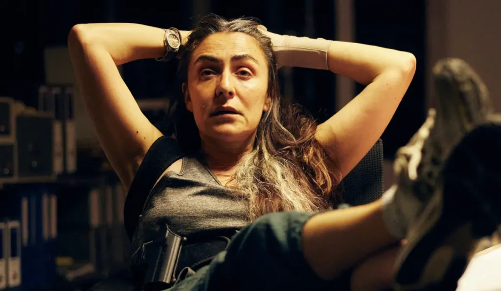 Cena de A Desconhecida, filme da Netflix com mistério policial e protagonista sem memória