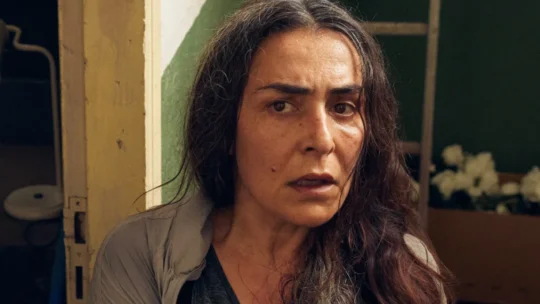 A Desconhecida: novo filme da Netflix traz mulher sem memória e perseguição mortal