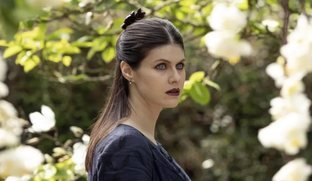 Alexandra Daddario como Rowan Fielding em cena da série As Bruxas Mayfair