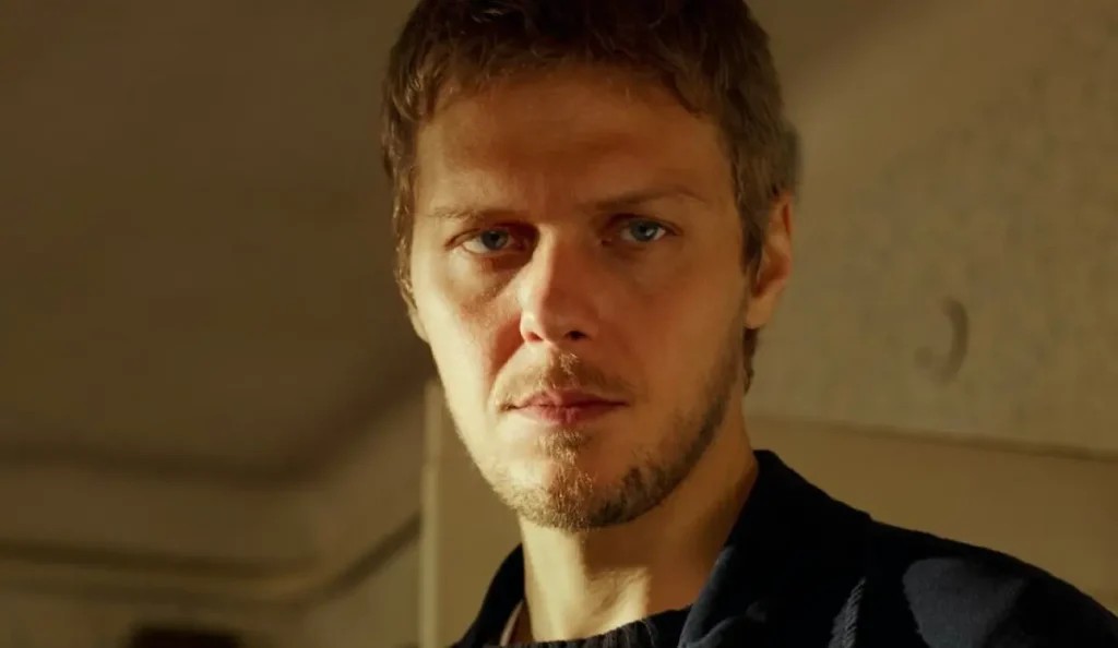 Jakub Gierszał em cena de As Cores do Mal: Preto