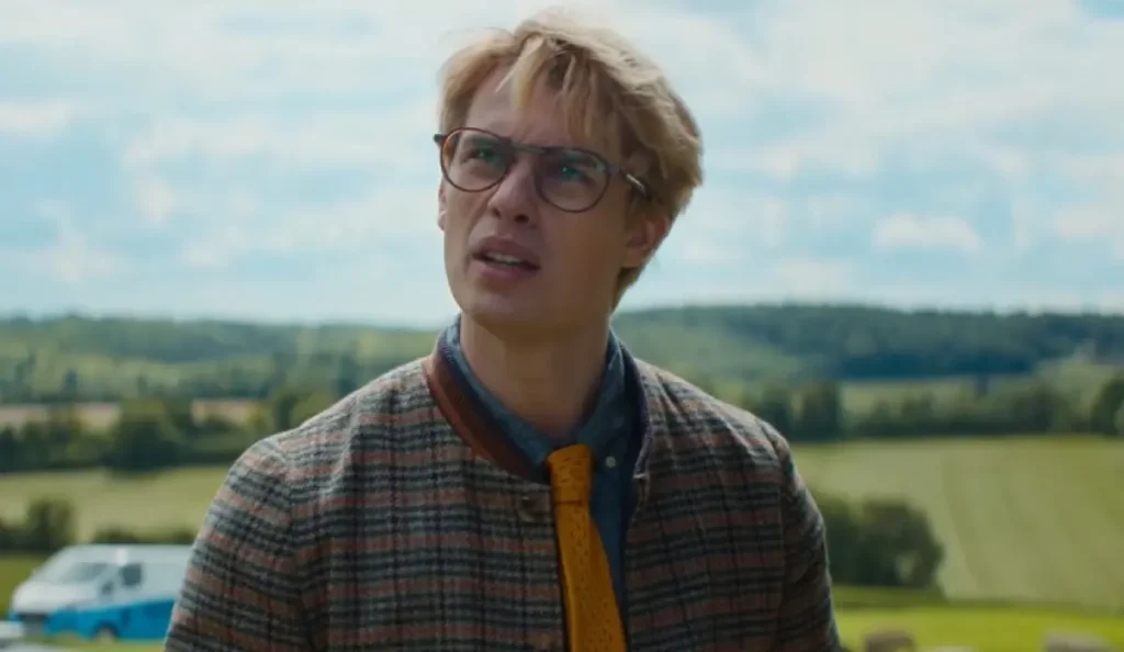 Cena de Nicholas Galitzine caracterizado como Elliot Matthews