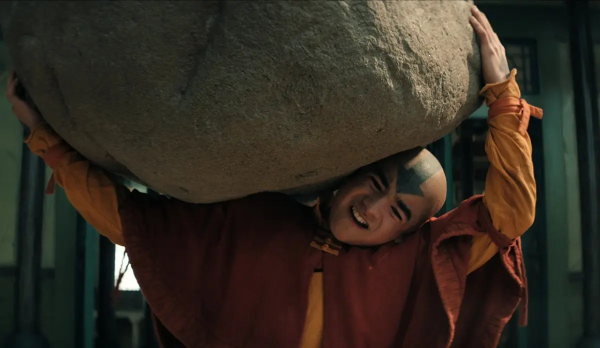 Aang levanta uma grande rocha em cena da 2ª temporada de Avatar: O Último Mestre do Ar na Netflix
