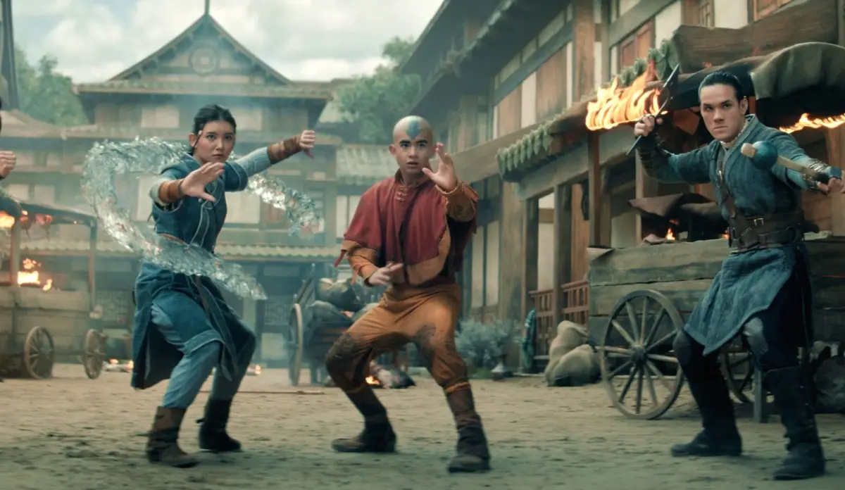 Aang, Katara e Sokka aparecem em posição de combate durante cena da 2ª temporada de Avatar: O Último Mestre do Ar.