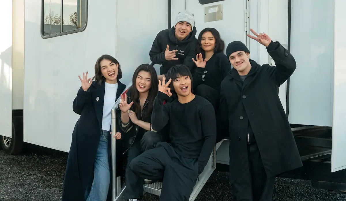 Elenco de Avatar: O Último Mestre do Ar posa sorrindo nos bastidores da série live-action da Netflix
