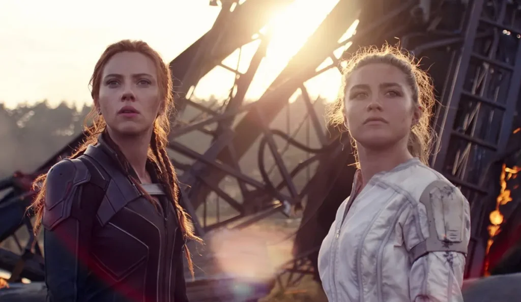 Florence Pugh como Yelena Belova em cena de ação do filme Viúva Negra
