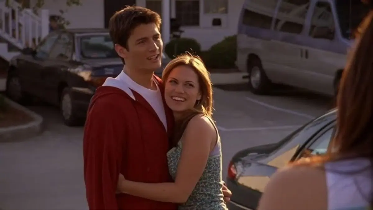 Nathan e Haley em cena de One Tree Hill
