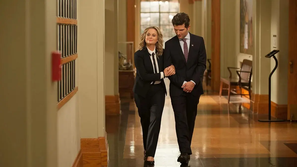 Leslie e Ben em cena de Parks and Recreation