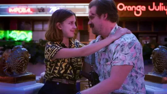 Millie Bobby Brown e David Harbour voltarão a interpretar pai e filha em nova série de suspense da Netflix