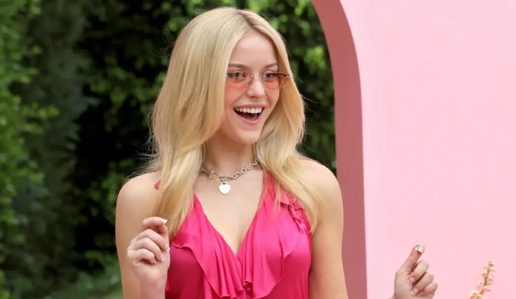 Lexi Minetree como Elle Woods adolescente na série Elle: Legalmente Loira, do Prime Video