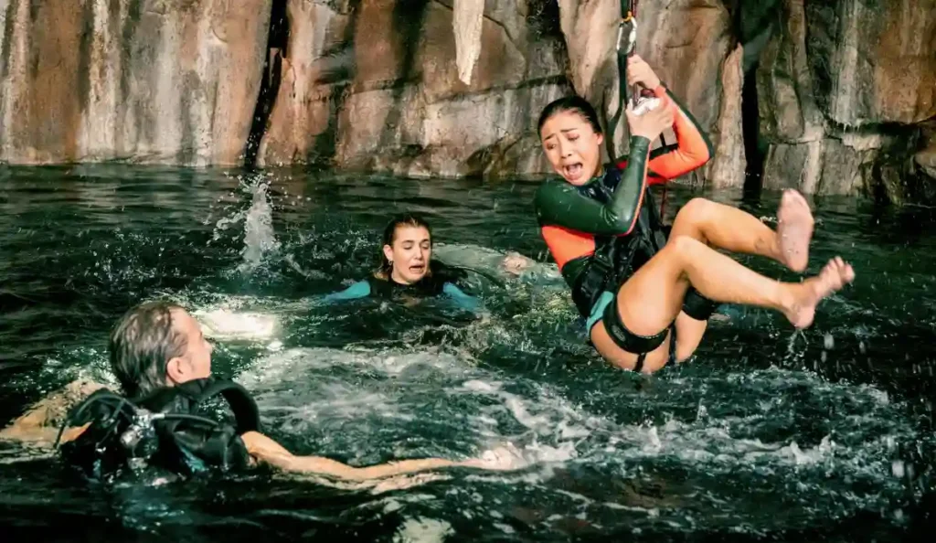Personagens mergulhando em caverna submersa no filme Medo Profundo: O Segundo Ataque