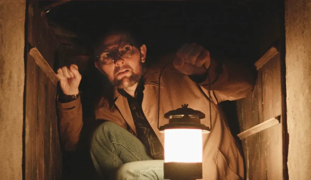 Adam Scott em cena de Hokum: O Pesadelo da Bruxa

