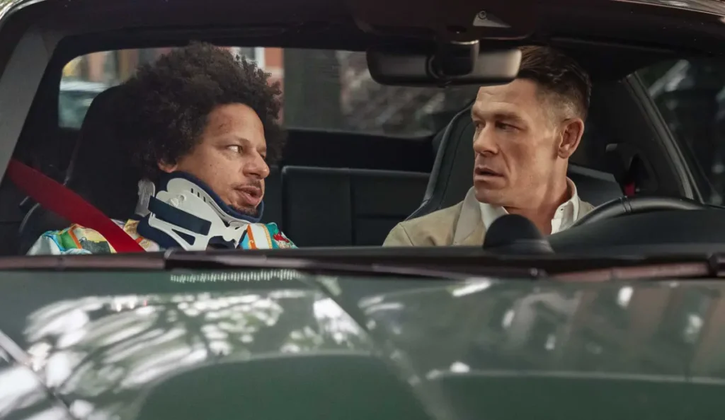 John Cena e Eric André em cena do filme Little Brother, comédia original da Netflix