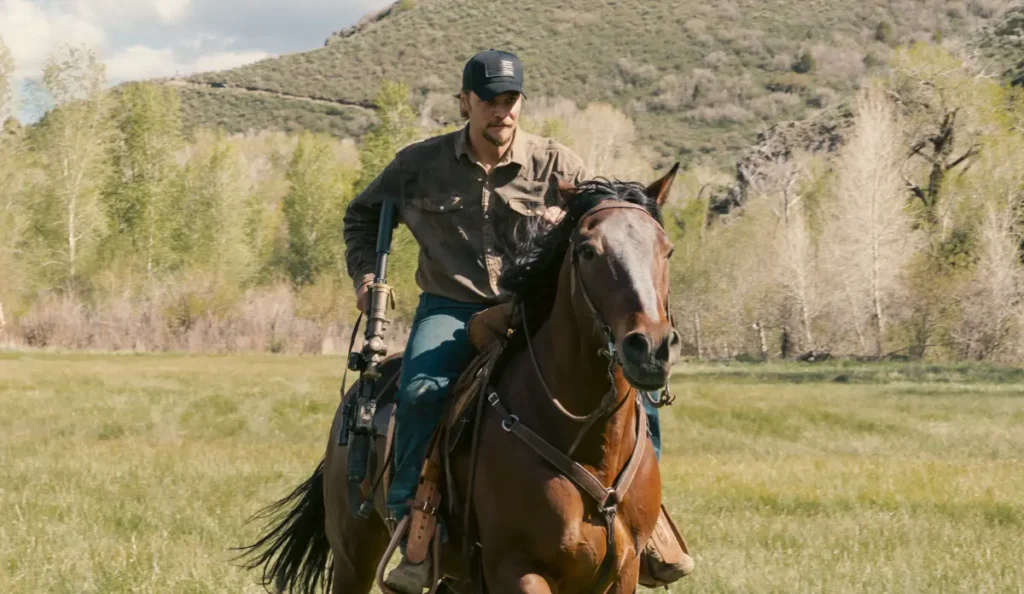Luke Grimes interpreta Kayce Dutton em cena da série Marshals