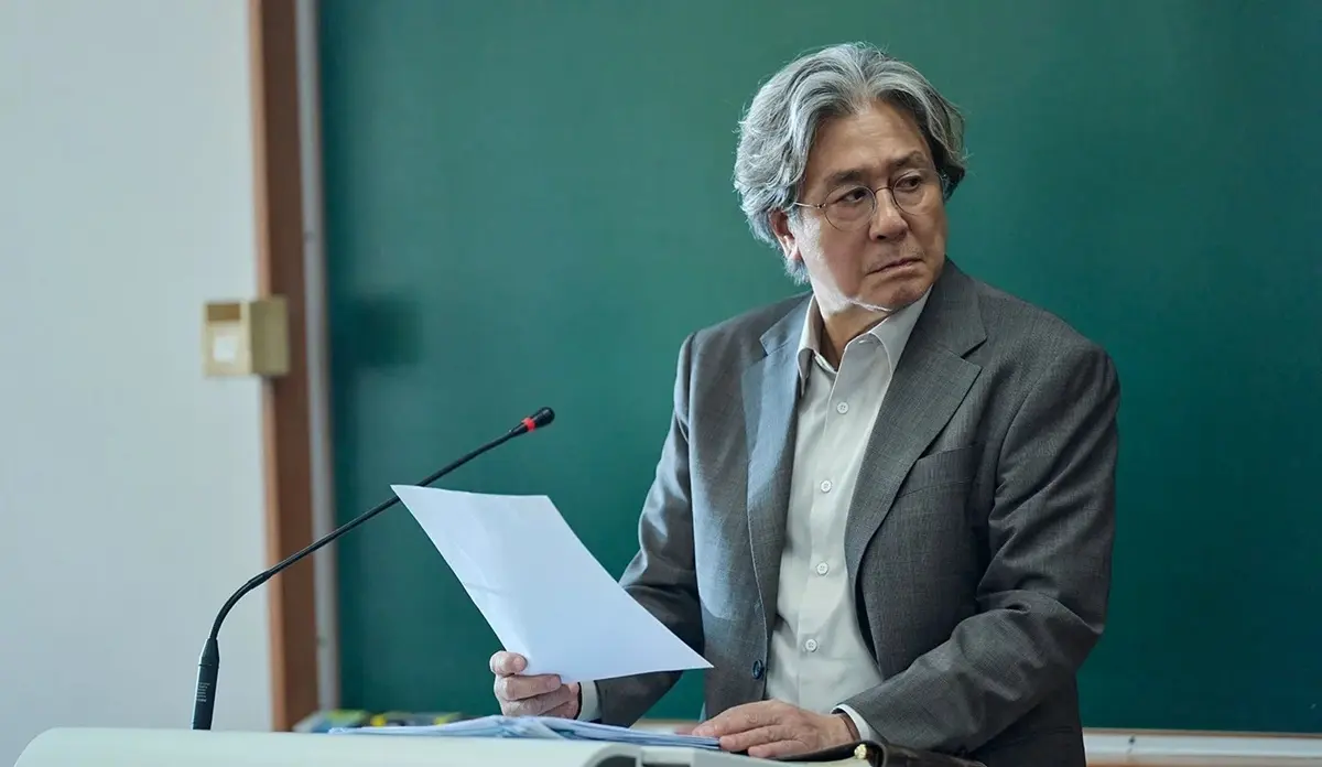 Choi Min-sik aparece em sala de aula em cena do k-drama Notas da Última Fila.