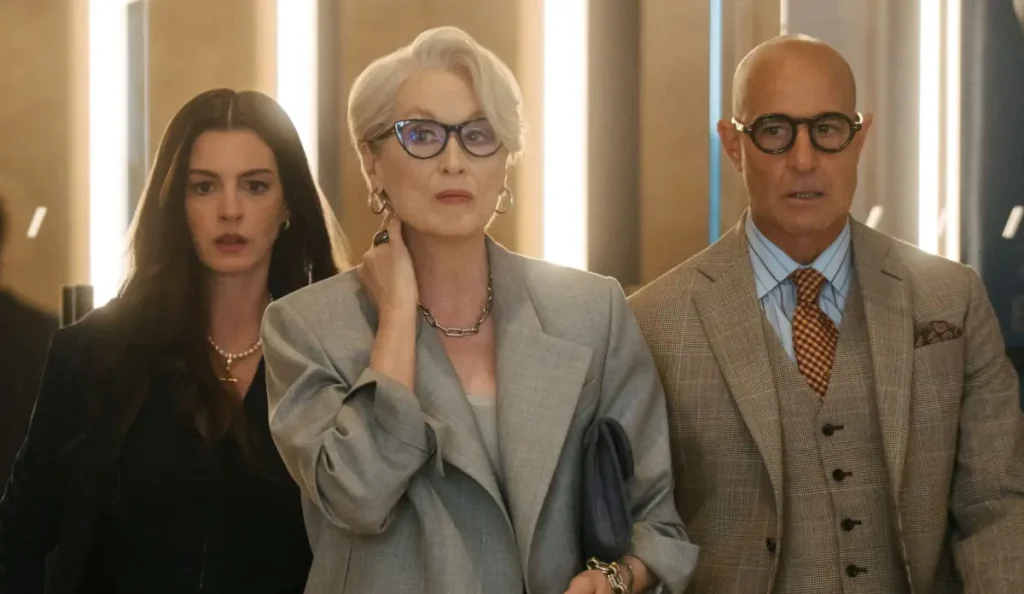 Cena de O Diabo Veste Prada 2 com elenco principal do filme