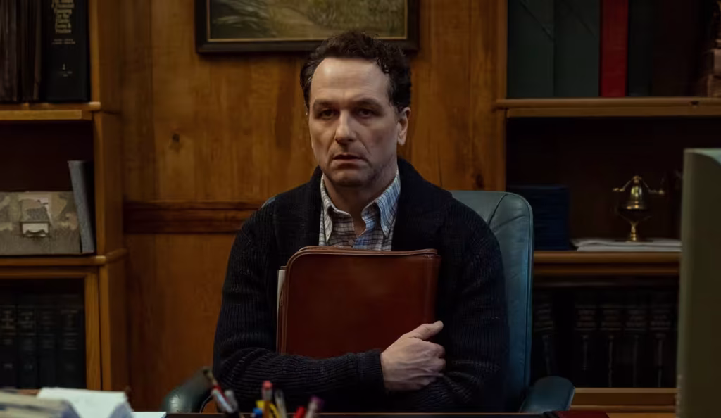 Matthew Rhys em cena da série Widow’s Bay, renovada para a 2ª temporada pelo Apple TV