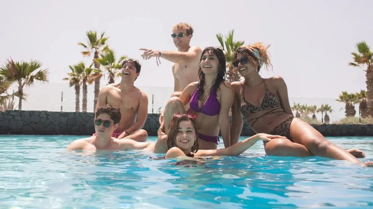 Atores da série Oasis, nova produção espanhola da Netflix sobre jovens presos em um resort de luxo durante investigação policial.