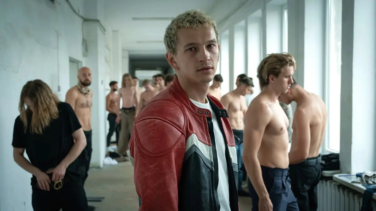 Imagem com o protagonista da série Orgulho (Proud)