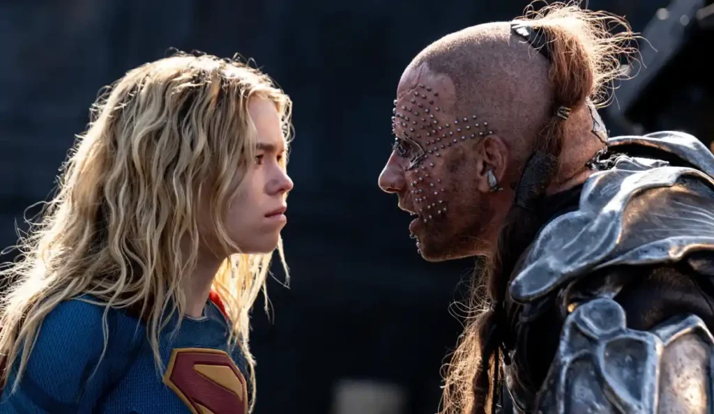 Milly Alcock caracterizada como Supergirl em cena do novo filme da DC Studios