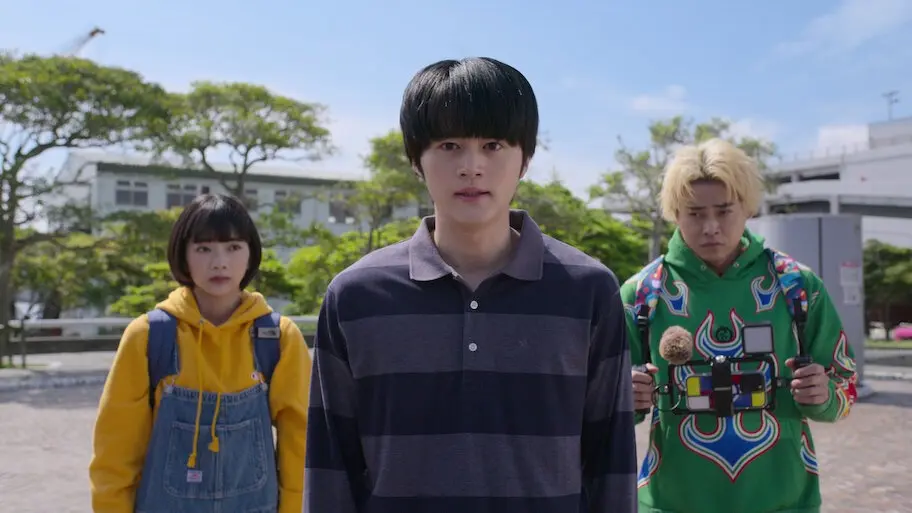 Personagens da série Viral Hit aparecem em área externa em cena do live-action da Netflix