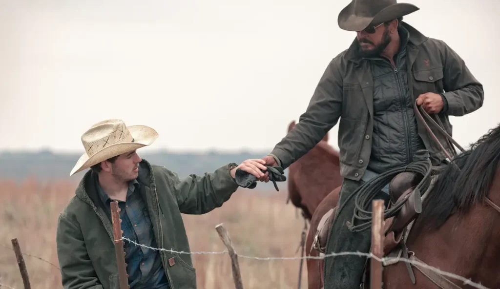 Finn Little com Cole Hauser na finale de Dutton Ranch (Foto: Emerson Miller/Paramount+)