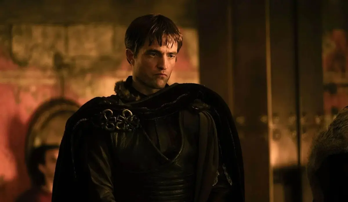 Robert Pattinson aparece caracterizado como Antínoo em cena do filme A Odisseia