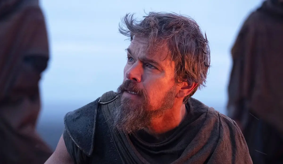 Matt Damon caracterizado como Odisseu no filme A Odisseia