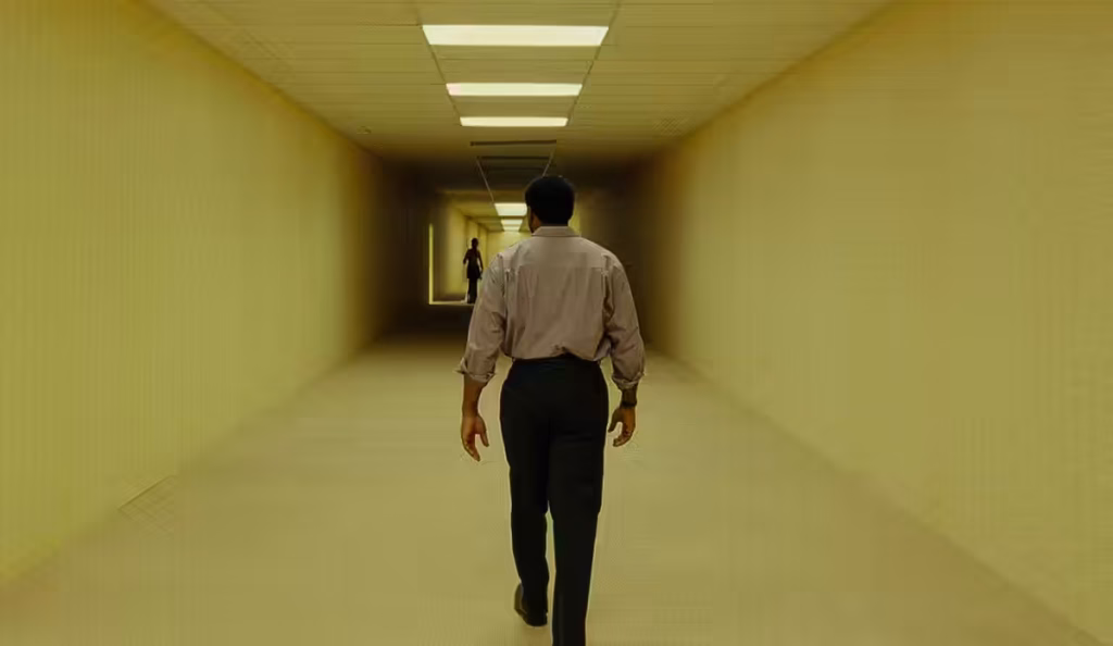 Imagem de Backrooms: Um Não-Lugar destaca clima de suspense em corredor vazio