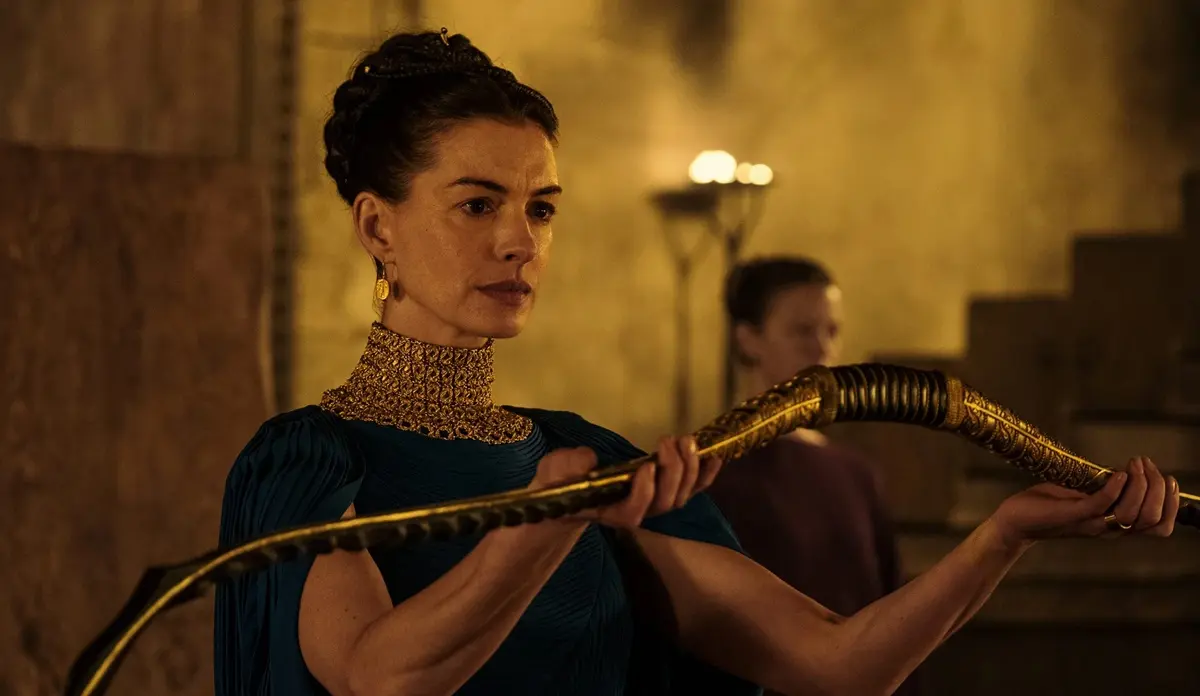 Anne Hathaway caracterizada como Penélope no filme A Odisseia, dirigido por Christopher Nolan