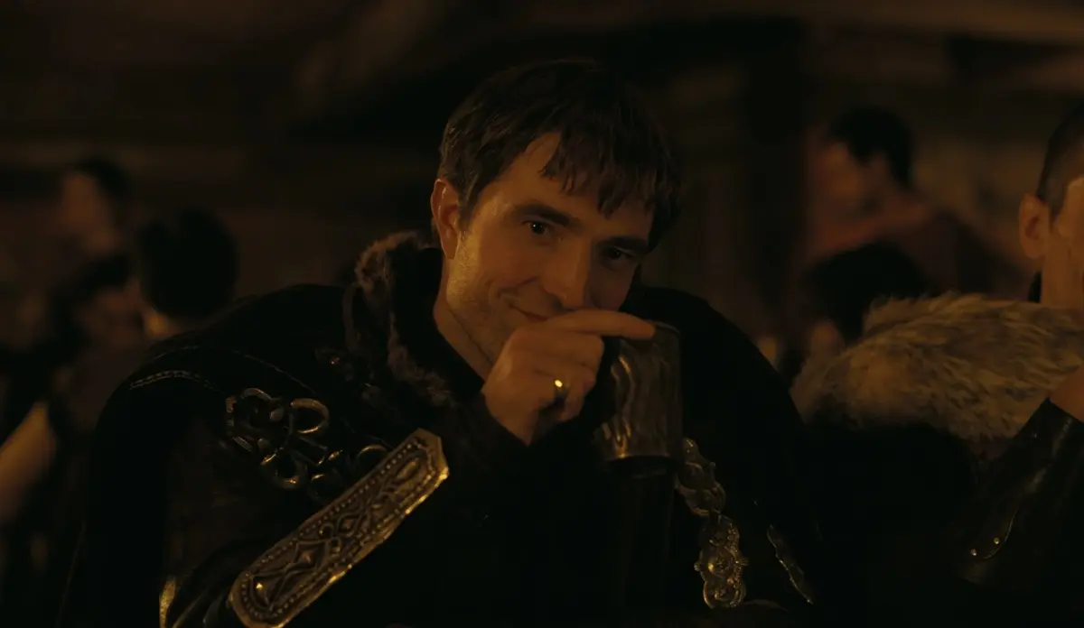 Robert Pattinson caracterizado como Antínoo no filme A Odisseia, dirigido por Christopher Nolan