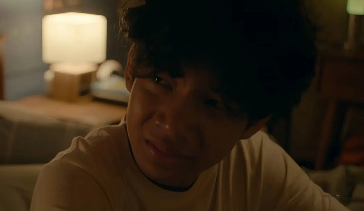 Adolescente aparece chorando em uma cena do filme Eu Antes de Mim, da Netflix