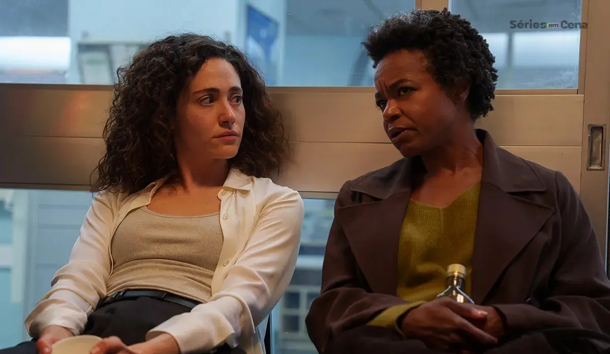 Cena da série Fúria, com duas investigadoras conversando em uma sala