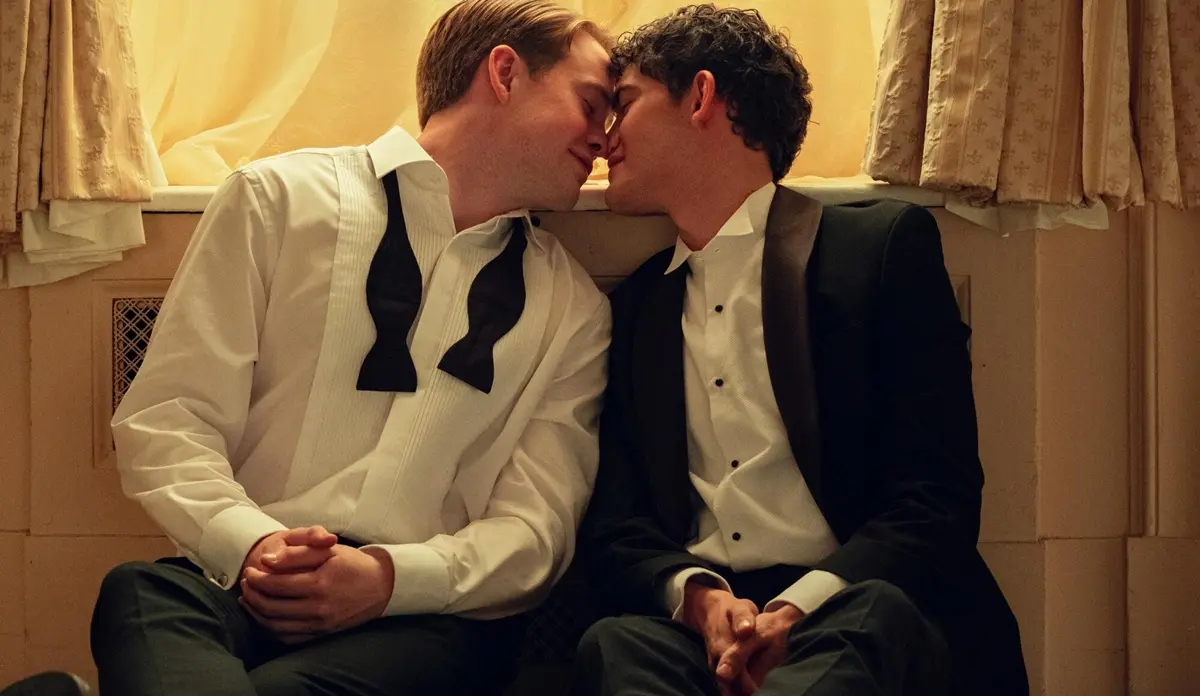 Kit Connor e Joe Locke como Nick e Charlie em uma cena do filme Heartstopper Para Sempre