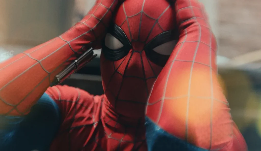 Peter Parker, interpretado por Tom Holland, no filme Homem-Aranha: Um Novo Dia
