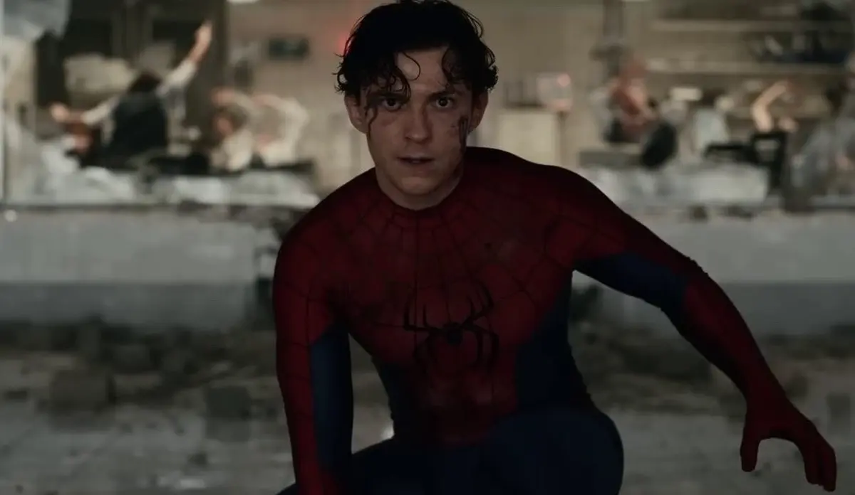 Tom Holland como Peter Parker sem máscara e usando o traje do herói em imagem inédita de Homem-Aranha: Um Novo Dia