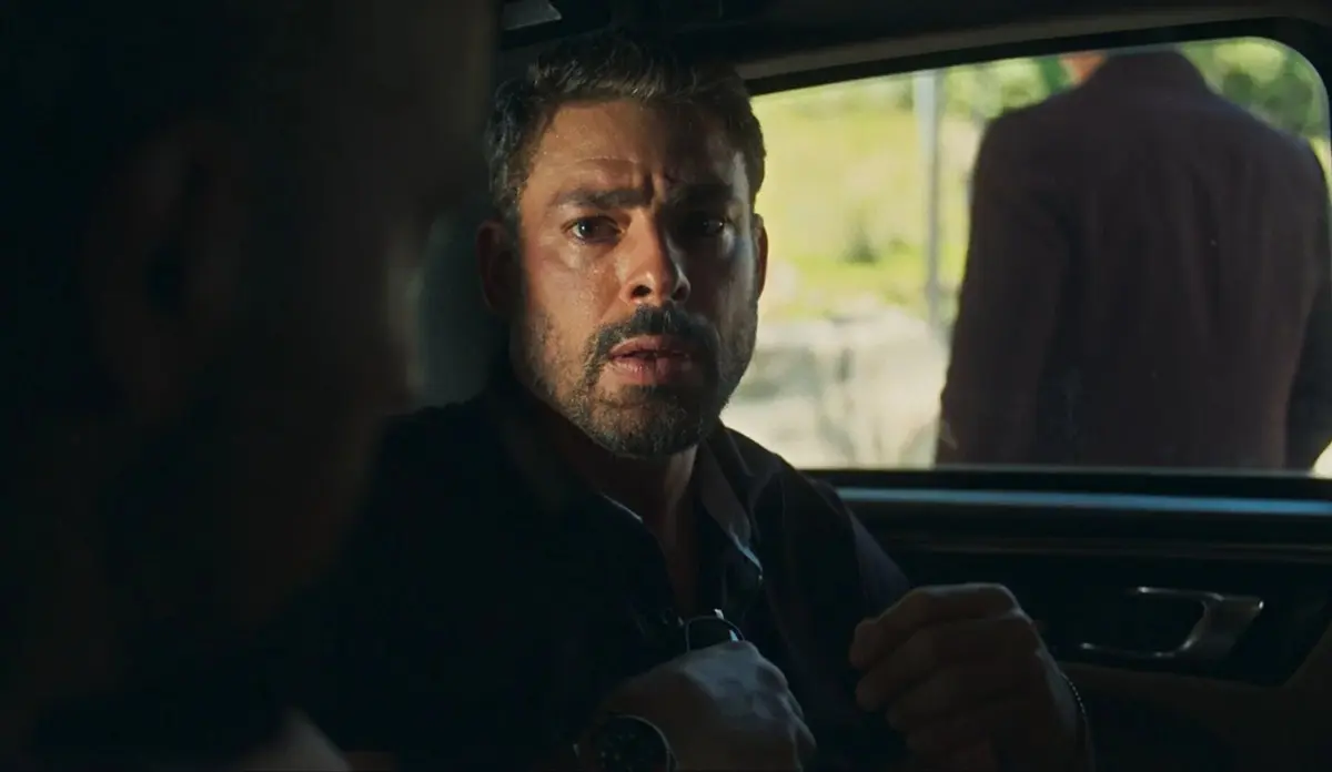 Cauã Reymond como Maurício dentro de um carro em cena da série Jogada de Risco.
