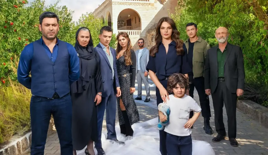 Cena da série Longe Demais mostra personagens em ambiente dramático na região de Mardin