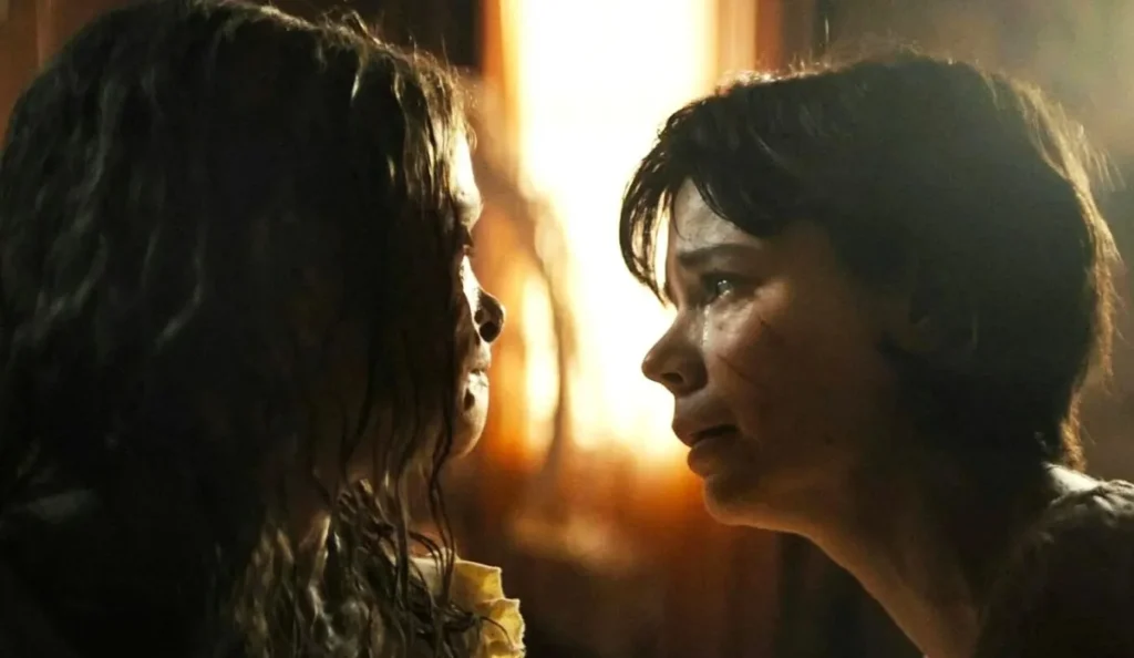 Katie em cena de A Maldição da Múmia, filme de Lee Cronin sobre uma antiga entidade demoníaca