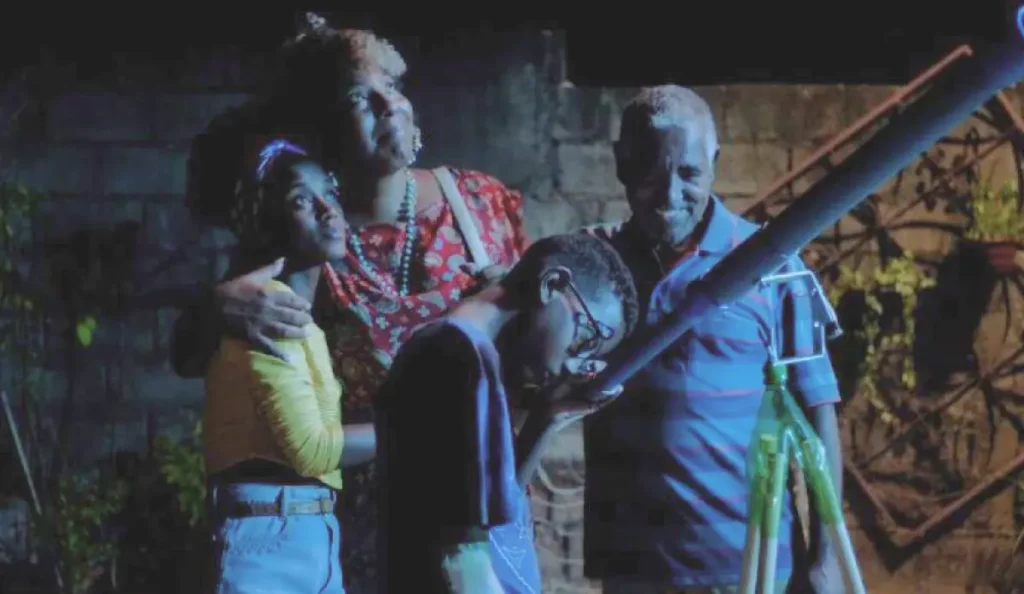 Família reunida em cena emocionante do filme Marte Um