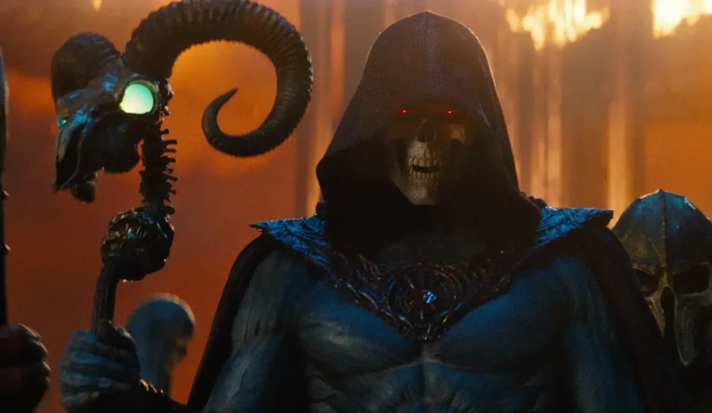 Jared Leto como Esqueleto segurando seu cajado no filme Mestres do Universo