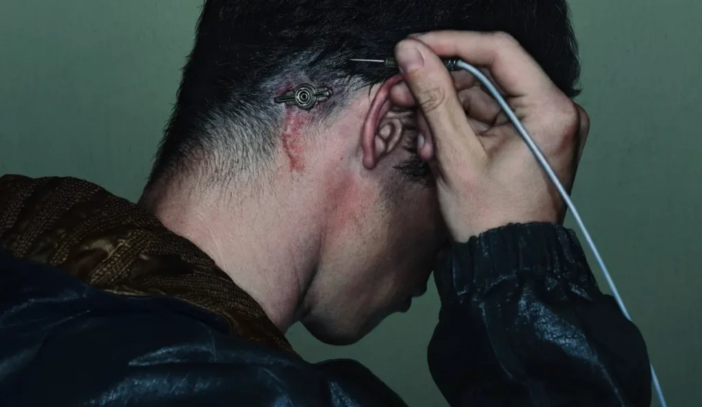 Callum Turner como Case na série Neuromancer,